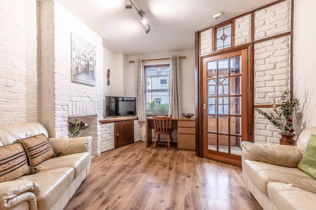 4 Bed 3 Baths In Central Windsor! Walk 2 All The Sights! Legoland 5 Min Drive Luaran gambar