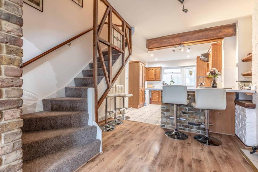 4 Bed 3 Baths In Central Windsor! Walk 2 All The Sights! Legoland 5 Min Drive Luaran gambar