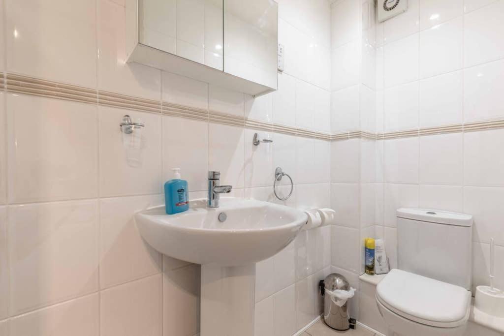 4 Bed 3 Baths In Central Windsor! Walk 2 All The Sights! Legoland 5 Min Drive Luaran gambar