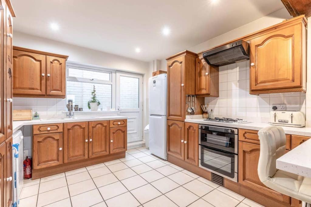 4 Bed 3 Baths In Central Windsor! Walk 2 All The Sights! Legoland 5 Min Drive Luaran gambar